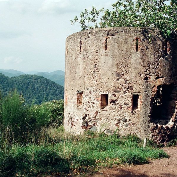 Olot.- Torre del segon fortí Carlí de Sant Francesc de planta circular amb espitlleres del S. XIX, en una fotografia del l'any 1995