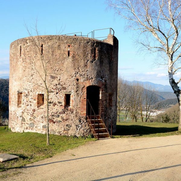 Olot.- Torre del segon fortí Carlí de Sant Francesc de planta circular amb espitlleres del S. XIX, una vegada rehabilitat (12/2016)