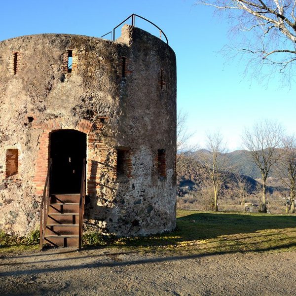Olot.- Torre del segon fortí Carlí de Sant Francesc de planta circular amb espitlleres del S. XIX, una vegada rehabilitat (12/2016)