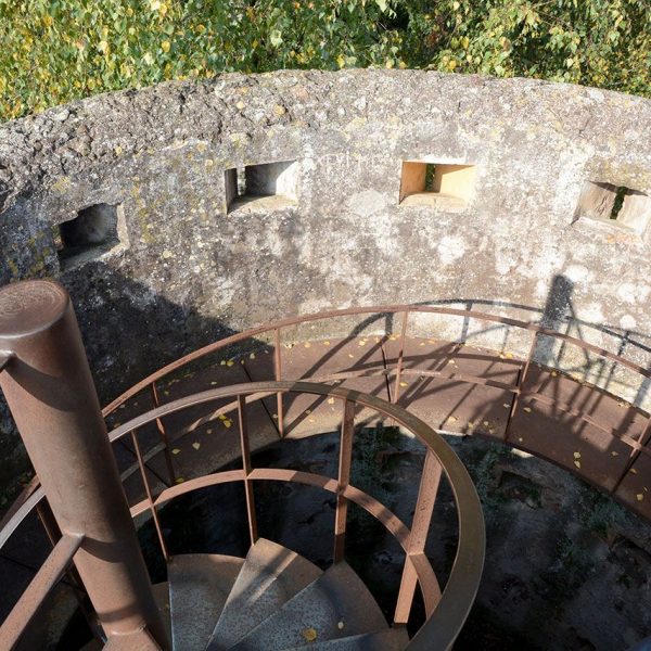 Olot.- Torre del segon fortí Carlí de Sant Francesc de planta circular amb espitlleres del S. XIX. Vista de l'interior (12/2016)