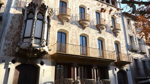 Olot.- Casa Solà Morales, d'estil modernista de Lluis Domènech i Montaner, S. XX. Destaquen a la planta baixa dues figures femenines (12/2016)