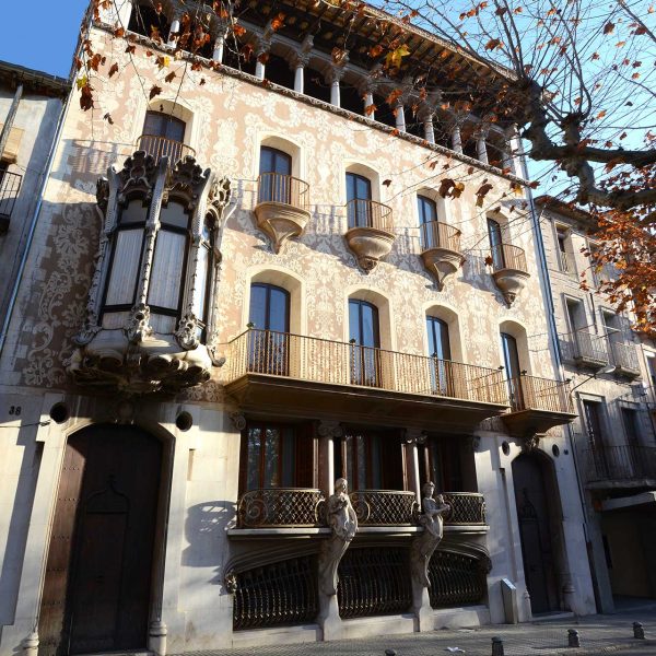 Olot.- Casa Solà Morales, d'estil modernista de Lluis Domènech i Montaner, S. XX. Destaquen a la planta baixa dues figures femenines (12/2016)
