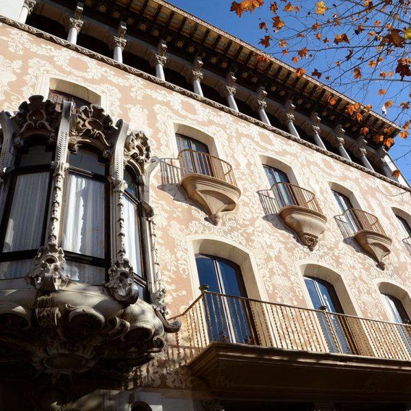 Olot.- Casa Solà Morales, d'estil modernista de Ll. Domènech i Montaner, S. XX. Vista de la façana en que hi destaca la gran tribuna (12/2016)