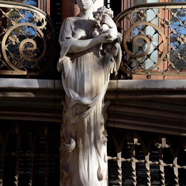 Olot.- Casa Solà Morales, d'estil modernista de Lluis Domènech i Montaner, S. XX. Vista d'una de les figures de la planta baixa (12/2016)