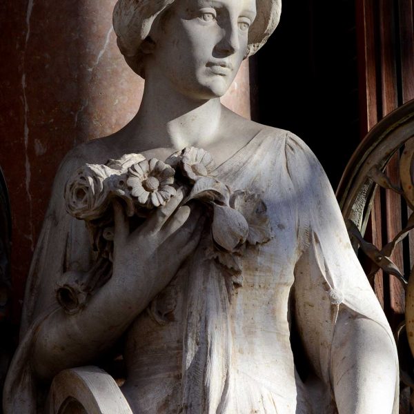 Olot.- Casa Solà Morales, d'estil modernista de Lluis Domènech i Montaner, S. XX. Vista d'una de les figures de la planta baixa (12/2016)