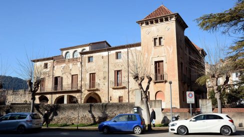 Olot.- Casa Vayreda, d'estil eclèctic de planta rectangular de tres cossos. Les dues torres de la façana principal tenen coberta piramidal (1/2017)