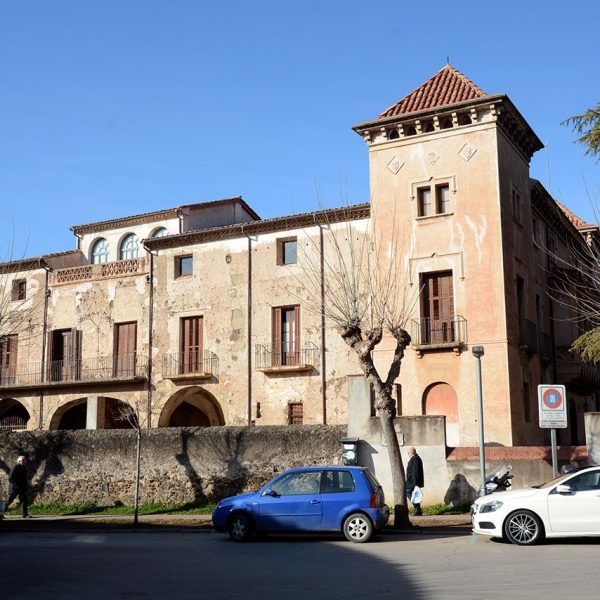 Olot.- Casa Vayreda, d'estil eclèctic de planta rectangular de tres cossos. Les dues torres de la façana principal tenen coberta piramidal (1/2017)