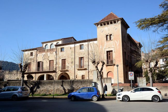 Olot.- Casa Vayreda, d'estil eclèctic de planta rectangular de tres cossos. Les dues torres de la façana principal tenen coberta piramidal (1/2017)