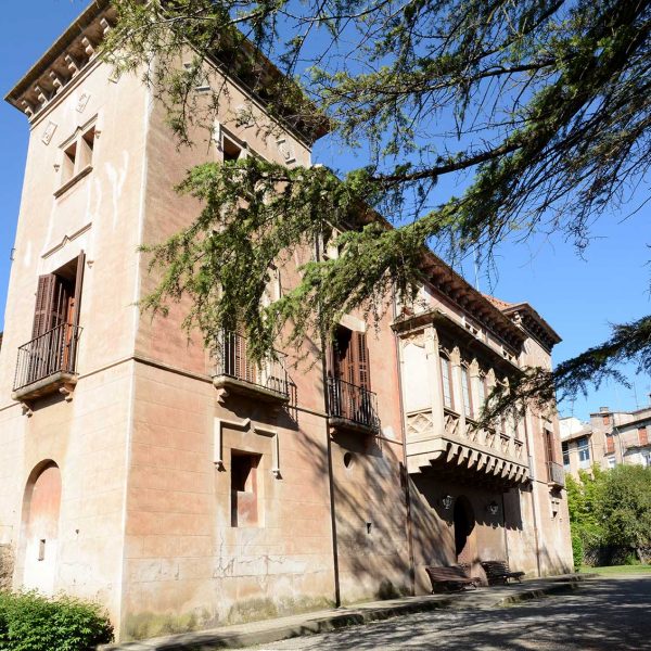 Olot.- Casa Vayreda, d'estil eclèctic . Façana principal amb la porta d'arc de mig punt i una tribuna amb cinc arcs i decoració neogòtica (4/2017)