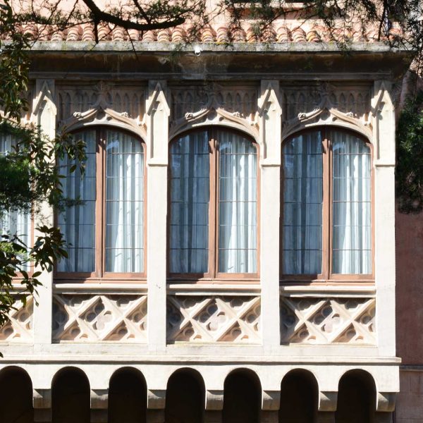 Olot.- Casa Vayreda, d'estil eclèctic. Tribuna de la façana principal amb cinc arcs i decoració neogòtica (4/2017)