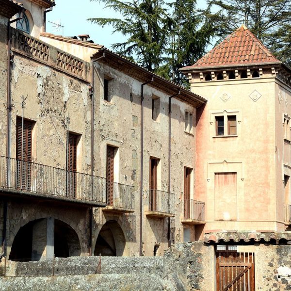 Olot.- Casa Vayreda, d'estil eclèctic. Vista de la façana lateral amb la torre cantonera i coberta piramidal (3/2017)