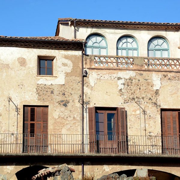 Olot.- Casa Vayreda, d'estil eclèctic. Vista de la façana lateral suportada per grans arcades (1/2017)