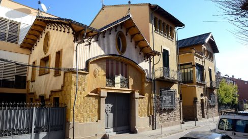 Olot.- Fàbrica Descals, d'estil noucentista de J. Roca i Pinet, S. XX. Destaca el cos de l'esquerra (Garatge) amb les teulades inclinades (2/2017)