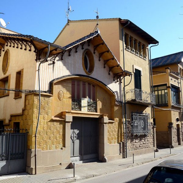 Olot.- Fàbrica Descals, d'estil noucentista de J. Roca i Pinet, S. XX. Destaca el cos de l'esquerra (Garatge) amb les teulades inclinades (2/2017)