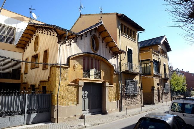 Olot.- Fàbrica Descals, d'estil noucentista de J. Roca i Pinet, S. XX. Destaca el cos de l'esquerra (Garatge) amb les teulades inclinades (2/2017)