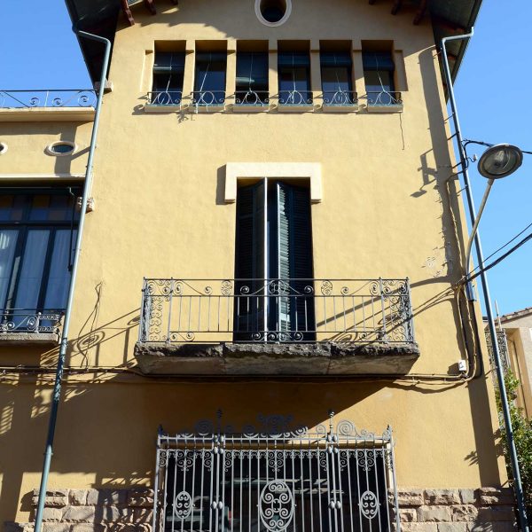 Olot.- Fàbrica Descals, d'estil noucentista de J. Roca i Pinet, S. XX. Torre lateral mostrant l'utilització del ferro forjat i ceràmica vidriada (2/2017)