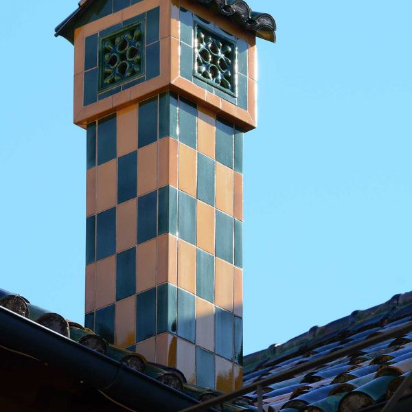 Olot.- Fàbrica Descals, d'estil noucentista de J. Roca i Pinet, S. XX. Xemeneia de ceràmica vidriada coberta amb teulada del mateix estil (2/2017)