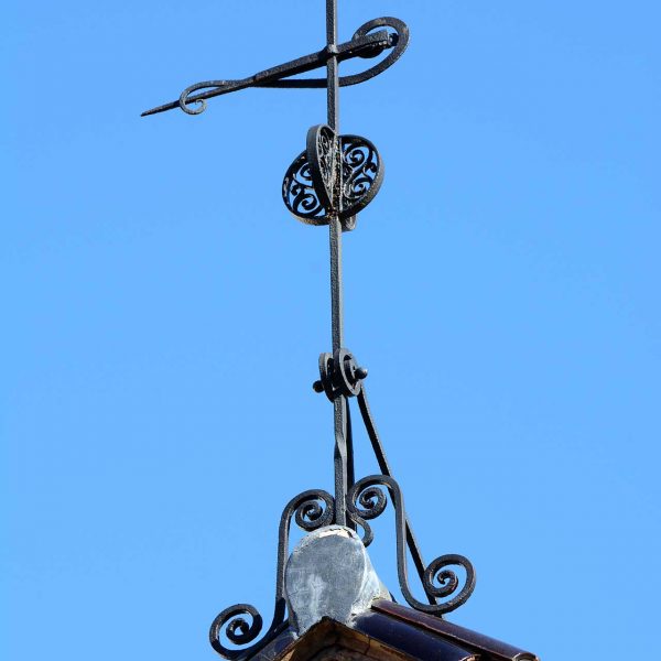 Olot.- Fàbrica Descals, d'estil noucentista de J. Roca i Pinet, S. XX. Ornamentació de les cobertes de les teulades a l'edifici del garatge (2/2017)