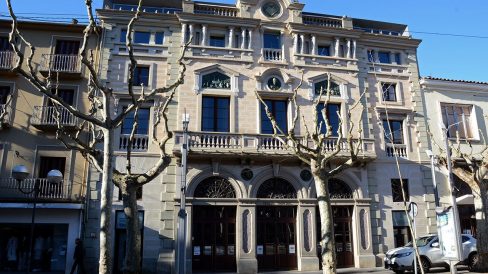 Olot.- Teatre Principal amb referències del S. XVIII, fou reinaugurat l'any 1874 després de patir un incendi durant les guerres carlines (3/2017)