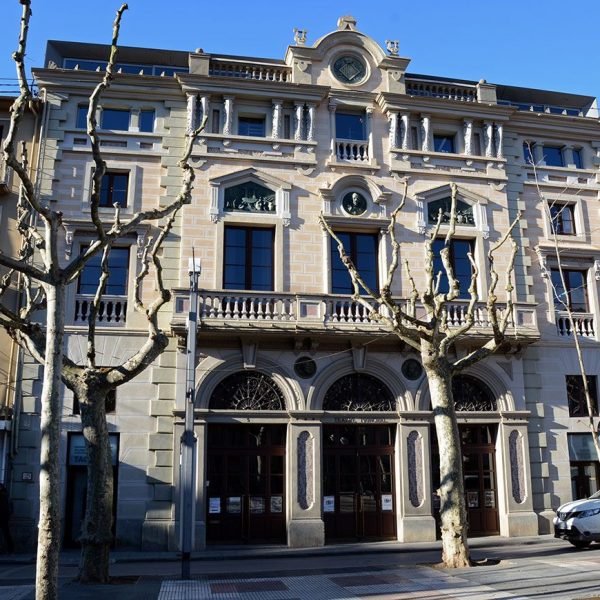 Olot.- Teatre Principal amb referències del S. XVIII, fou reinaugurat l'any 1874 després de patir un incendi durant les guerres carlines (3/2017)
