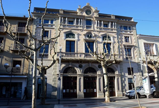 Olot.- Teatre Principal amb referències del S. XVIII, fou reinaugurat l'any 1874 després de patir un incendi durant les guerres carlines (3/2017)