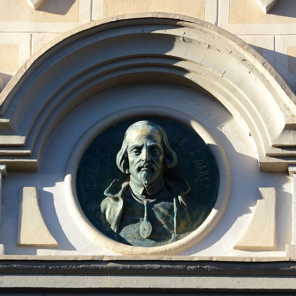 Olot.- Teatre Principal amb referències del S. XVIII, fou reinaugurat l'any 1874. Relleu de Calderón de la Barca al timpà d'un dels balcons (3/2017)