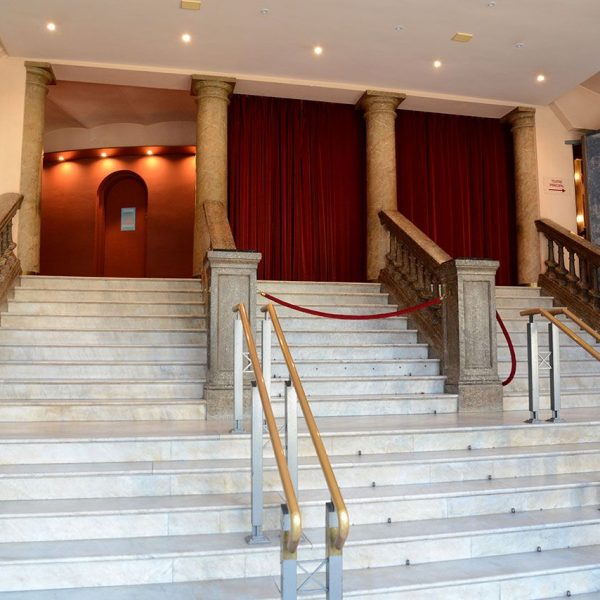 Olot.- Teatre Principal amb referències del S. XVIII, fou reinaugurat l'any 1874. Interior del vestíbul amb l'escalinata noble (3/2017)