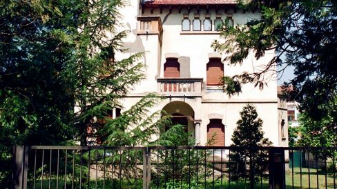 Olot.- Torre Riba, d'estil noucentista. Es un edifici format per dos cossos i en el de l'esquerra s'aixeca una torre quadrada de tres pisos (5/1996)