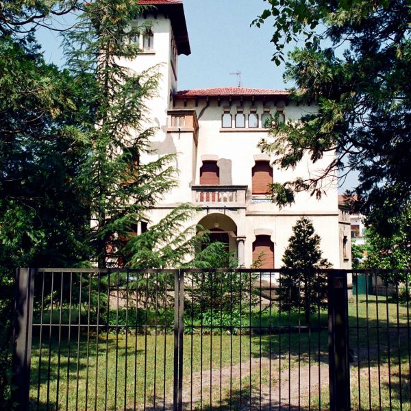 Olot.- Torre Riba, d'estil noucentista. Es un edifici format per dos cossos i en el de l'esquerra s'aixeca una torre quadrada de tres pisos (5/1996)