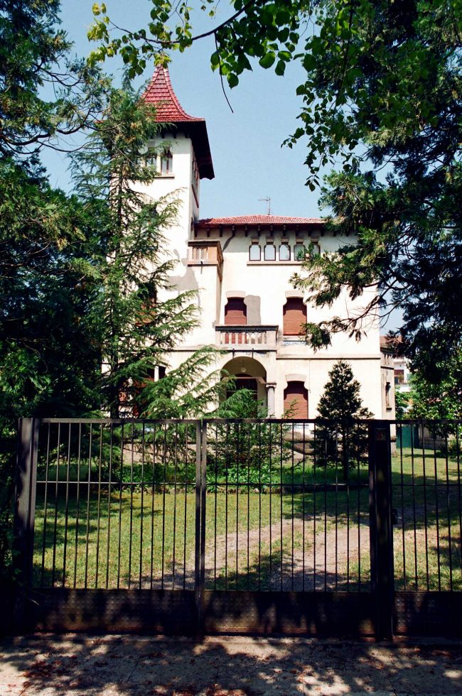 Olot.- Torre Riba, d'estil noucentista. Es un edifici format per dos cossos i en el de l'esquerra s'aixeca una torre quadrada de tres pisos (5/1996)