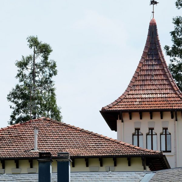 Olot.- Torre Riba, d'estil noucentista. Vista de la part superior de la torre amb coberta punxeguda de quatre aigües (5/2017)