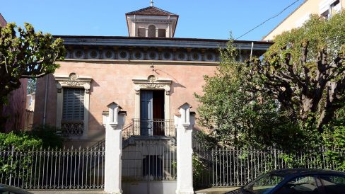 Olot.- Torre Sacrest o Can Sureda, d'estil eclèctic. S. XIX. Es de planta quadrada amb finestres i baranes de pedra molt decorades (4/2017)
