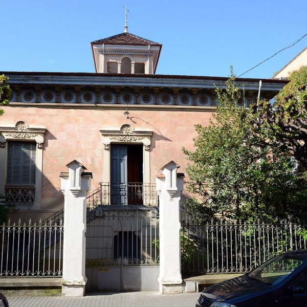 Olot.- Torre Sacrest o Can Sureda, d'estil eclèctic. S. XIX. Es de planta quadrada amb finestres i baranes de pedra molt decorades (4/2017)