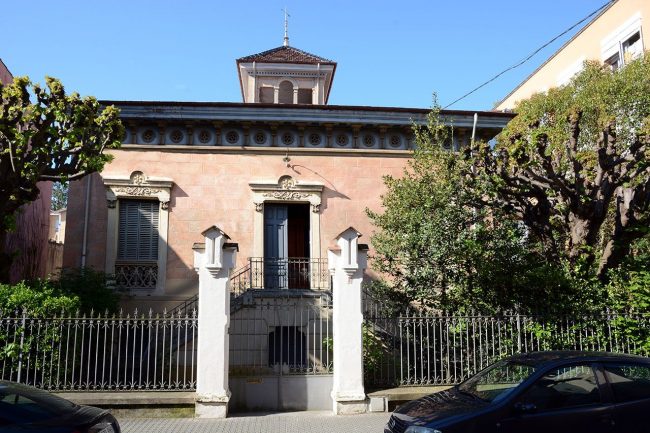Olot.- Torre Sacrest o Can Sureda, d'estil eclèctic. S. XIX. Es de planta quadrada amb finestres i baranes de pedra molt decorades (4/2017)
