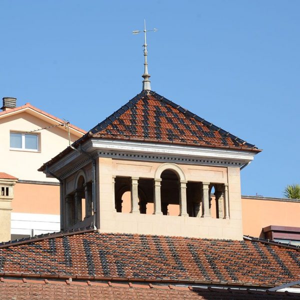 Olot.- Torre Sacrest o Can Sureda, d'estil eclèctic. S. XIX. Al centre de la teulada s'aixeca una torre mirador amb columnes i arcs (4/2017)