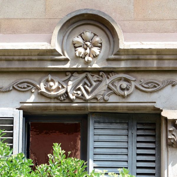 Olot.- Torre Sacrest o Can Sureda, d'estil eclèctic. S. XIX. Es de planta quadrada amb les llindes de les finestres molt decorades (5/2017)