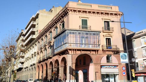 Olot.- Voltes de Capdevila d'estil eclèctic, S. XIX . Consta d'una galeria de sis arcs de mig punt de dos pisos amb una tribuna vidriada (12/2016)