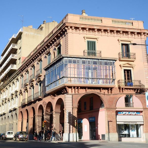 Olot.- Voltes de Capdevila d'estil eclèctic, S. XIX . Consta d'una galeria de sis arcs de mig punt de dos pisos amb una tribuna vidriada (12/2016)