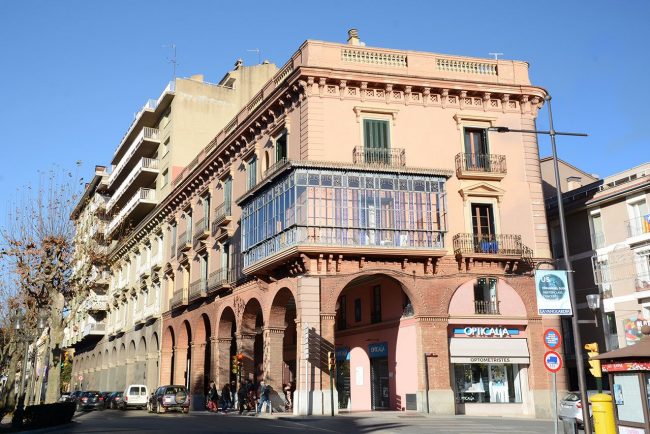 Olot.- Voltes de Capdevila d'estil eclèctic, S. XIX . Consta d'una galeria de sis arcs de mig punt de dos pisos amb una tribuna vidriada (12/2016)