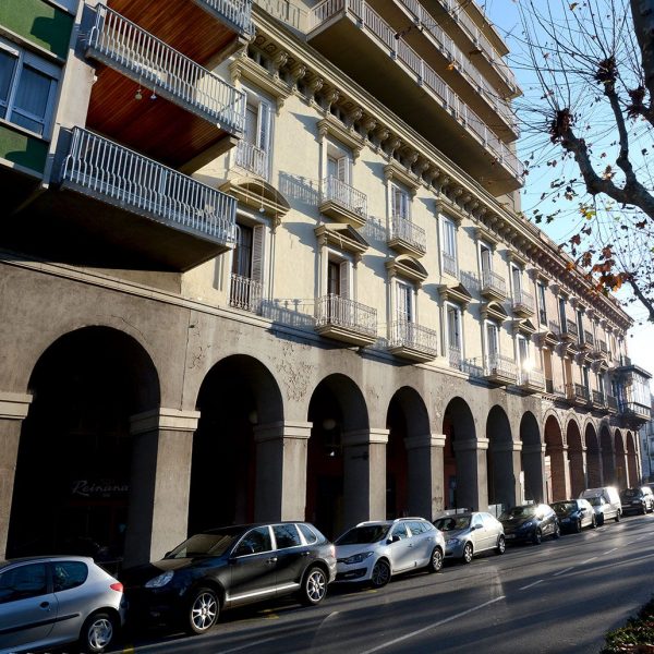 Olot.- Voltes de Capdevila d'estil eclèctic, S. XIX que correspon als primers sis arcs de d’una filera d’habitatges que urbanitzen la Plaça Clarà (12/2016)