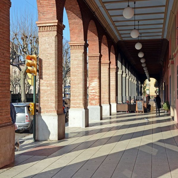 Olot.- Voltes de Capdevila d'estil eclèctic, S. XIX. L'edifici de dues plantes correspon als primers sis arcs de la plaça porticada (1/2017)