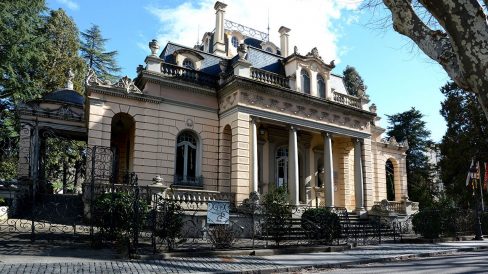 Olot.- Torre Malagrida d'estil eclèctic dels anys 1920/22. La façana principal té la porta coberta amb un ampli porxo sostingut per columnes (3/2018)