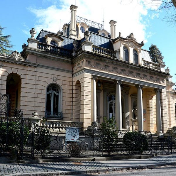 Olot.- Torre Malagrida d'estil eclèctic dels anys 1920/22. La façana principal té la porta coberta amb un ampli porxo sostingut per columnes (3/2018)