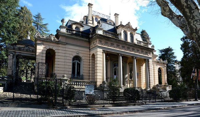 Olot.- Torre Malagrida d'estil eclèctic dels anys 1920/22. La façana principal té la porta coberta amb un ampli porxo sostingut per columnes (3/2018)