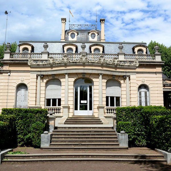 Olot.- Torre Malagrida d'estil eclèctic dels anys 1920/1922 de l'arquitecte Buenaventura Bassegoda, consta de planta pis principal i golfes (6/2017)