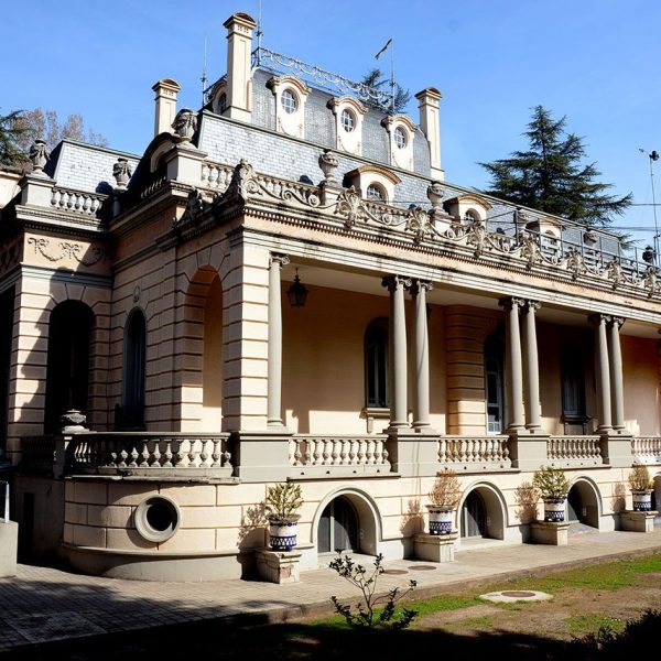 Olot.- Torre Malagrida d'estil eclèctic dels anys 1920/1922 de l'arquitecte Buenaventura Bassegoda, consta de planta pis principal i golfes (3/2017)