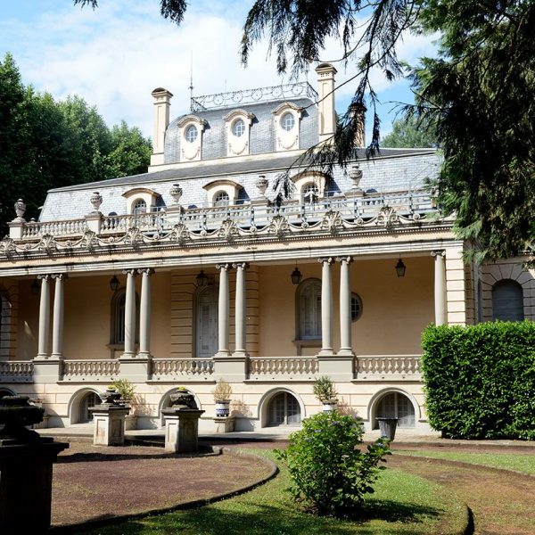 Olot.- Torre Malagrida d'estil eclèctic dels anys 1920/1922 de l'arquitecte Buenaventura Bassegoda, consta de planta pis principal i golfes (6/2017)