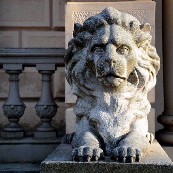 Olot.- Torre Malagrida d'estil eclèctic dels anys 1920/22. Un dels dos lleons que custodien dalt de l'escalinata la porta principal (12/2016)