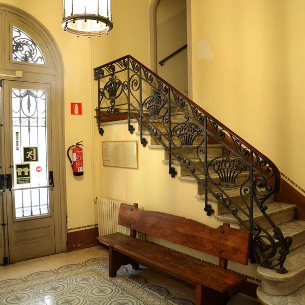 Olot.- Torre Malagrida d'estil eclèctic dels anys 1920/22. Vista de l'escala al vestíbul d'entrada (6/2017)