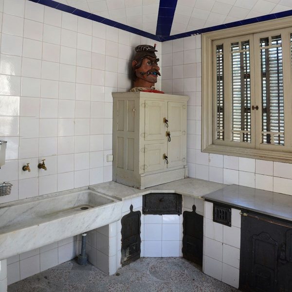 Olot.- Torre Malagrida d'estil eclèctic dels anys 1920/22. Detalls de la cuina (6/2017)